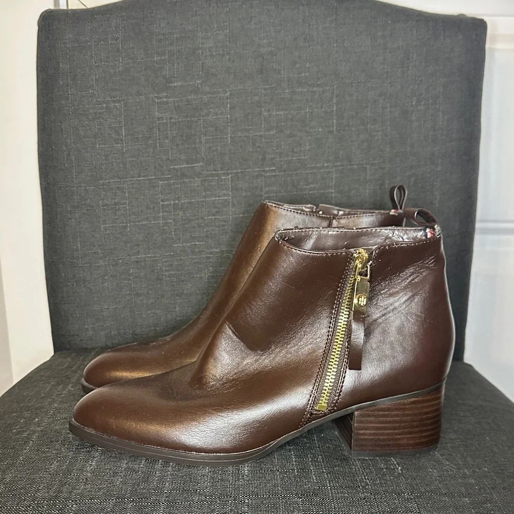 Tommy Hilfiger‎ Size 8.5 Womens Dark Brown Ankle Zip Booties